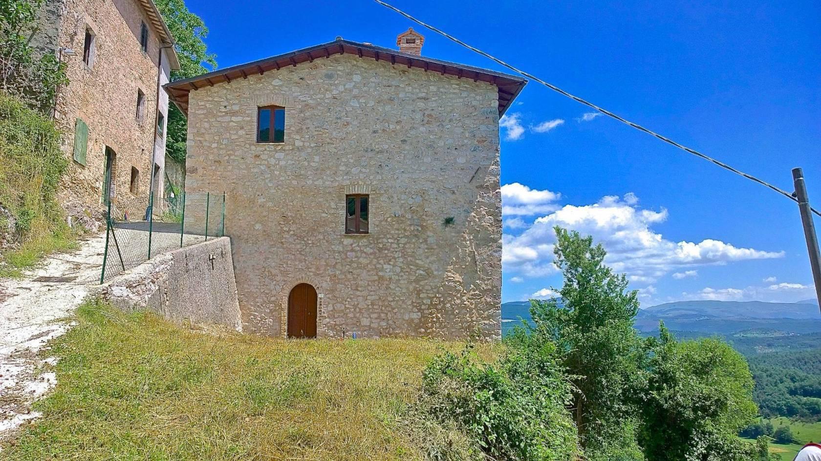 House for sale in Umbria, €99.000 · 200 m² · Umbria, photo 2