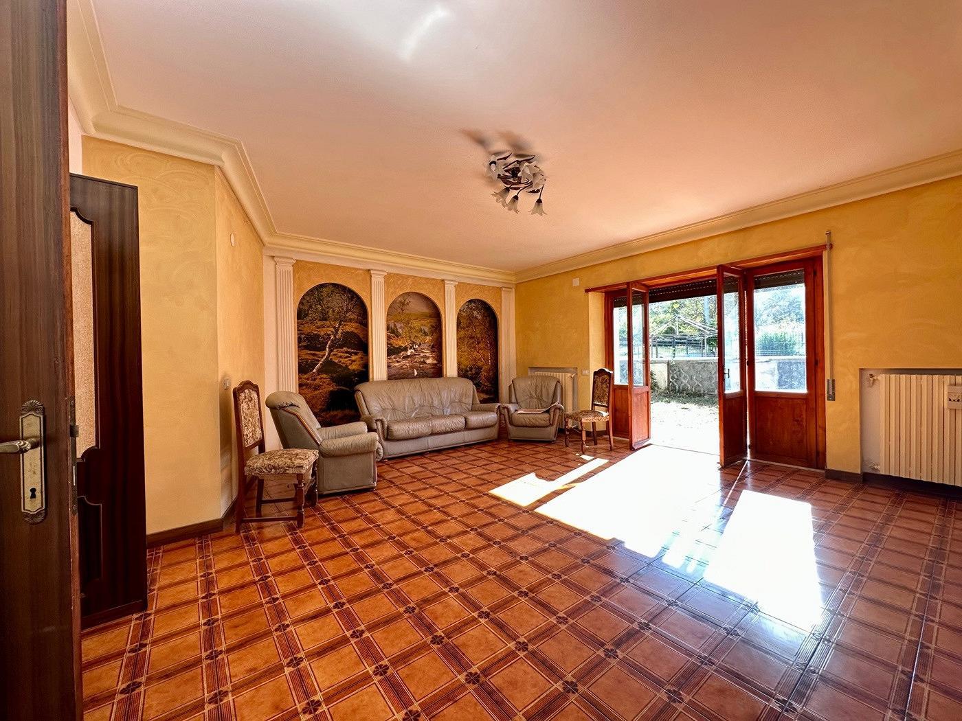 House for sale in Abruzzo, €95.000 · 200 m² · Abruzzo, photo 2