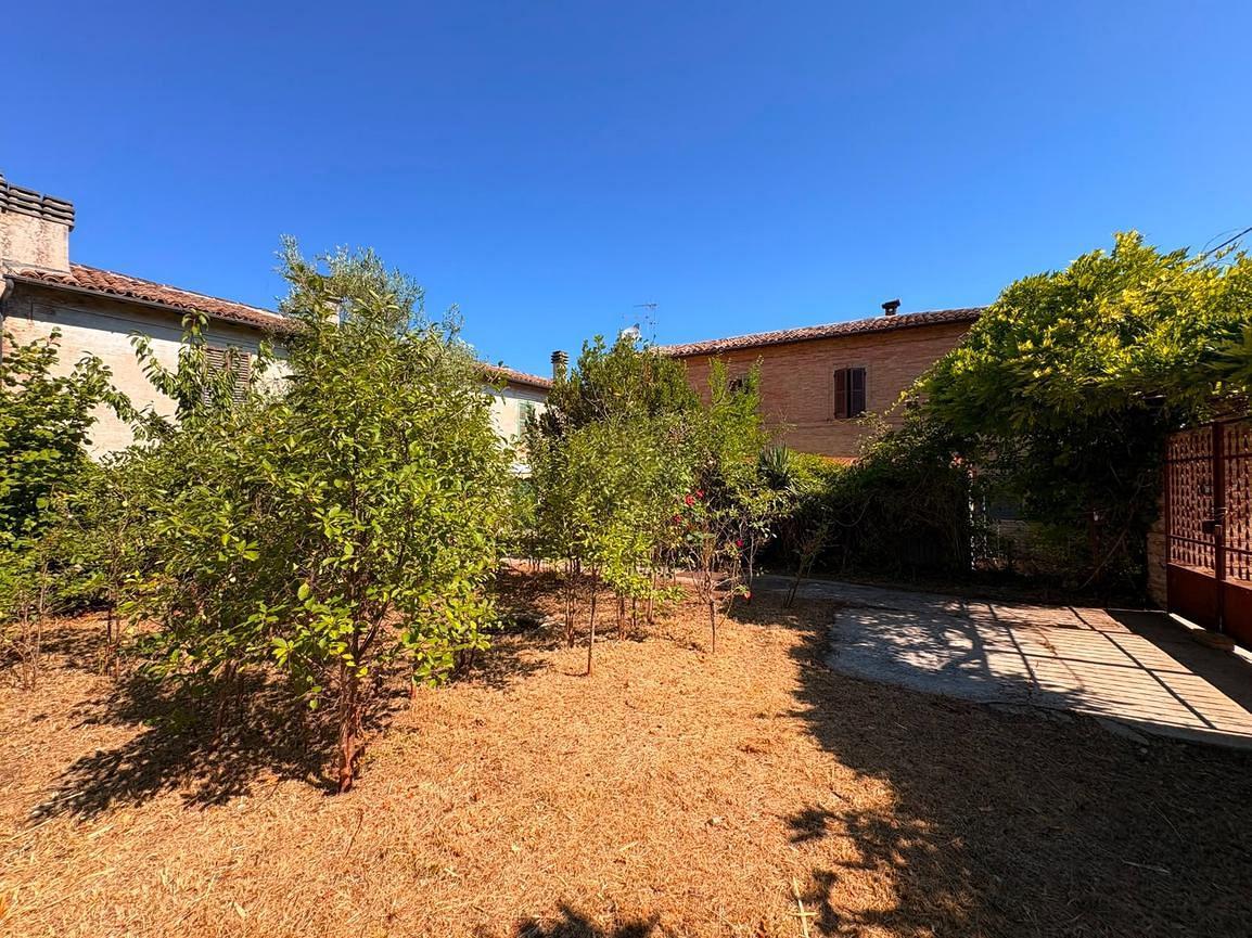 House for sale in Marche, €99.000 · 324 m² · Marche, photo 2
